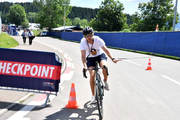 08 07 2022, Red Bull Ring , Spielberg, Formula 1 BWT Austrian Grand Prix 2022 , in picture Sebastian Vettel DEU , Aston Martin Aramco Cognizant Formula One Team arrives at the paddock by bicycle Photo EU Images Spielberg Red Bull Ring Styria Austria  eu-images-506