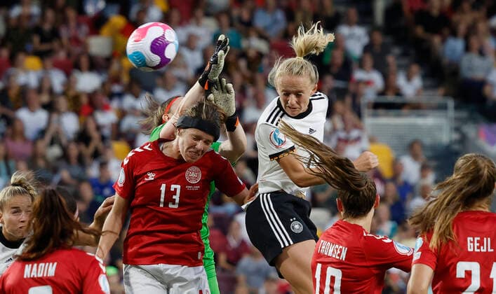 Sport Themen der Woche KW27 08.07.2022, Fussball, UEFA Frauen EM 2022, Deutchland - Daenemark, GB, London, Brentford Community Stadium Bild: v. li. Goal scored, Lea Schueller (Deutschland 7) erziehlt das Tor zum 2:0, celebrate the goal, Goalkeeper Lene Christensen (Denmark 1), Sofie Pedersen (Denmark 13), Torschuetzin Lea Schueller (Deutschland 7) *** 08 07 2022, Football, UEFA Womens EURO 2022, Germany Denmark, GB, London, Brentford Community Stadium Picture v li Goal scored, Lea Schueller Germany 7 scores the goal to 2 0, celebrate the goal, Goalkeeper Lene Christensen Denmark 1 , Sofie Pedersen Denmark 13 , Goalkeeper Lea Schueller Germany 7 Copyright: HMBxMedia xHeikoxBecker