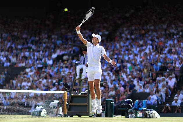 Tennis Wimbledon Tag 12 8. Juli 2022 Tennis Wimbledon Tag 12 Novak Djokovic SRB springt auf, um während seines Halbfinalspiels im Einzel der Herren einen Volley zu spielen Foto Simon Stacpoole Offside London UK  Copyright: xSimonxStacpoolexOffside
