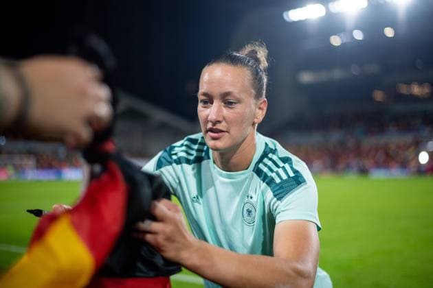 Almuth Schult Germany 12 signs autographs for fans, GBR, Germany vs Denmark, Football UEFA Womens EURO 2022, 08 07 2022, Group B GBR, Germany vs Denmark, Football UEFA Womens EURO 2022, 08 07 2022, Group B Copyright: xEibner Memmlerx EP_MMR