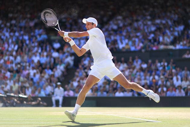 Tennis Wimbledon Tag 12 8. Juli 2022 Tennis Wimbledon Tag 12 Novak Djokovic SRB springt auf, um während seines Halbfinalspiels im Einzel der Herren einen Volley zu spielen Foto Simon Stacpoole Offside London UK  Copyright: xSimonxStacpoolexOffside