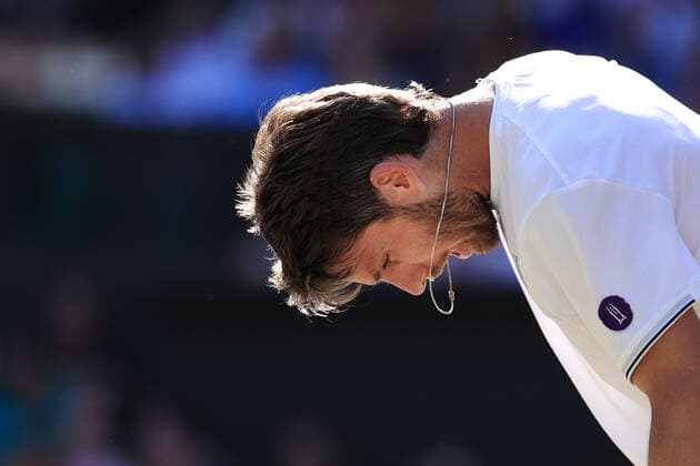 Tennis Wimbledon Tag 12 8. Juli 2022 Tennis Wimbledon Tag 12 Cameron Norrie GBR sieht niedergeschlagen aus während seines Halbfinalspiels im Herreneinzel gegen Novak Djokovic SRB Foto Simon Stacpoole Offside London UK  Copyright: xSimonxStacpoolexOffside