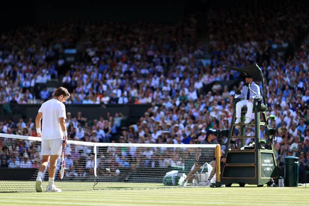 Tennis Wimbledon Tag 12 8. Juli 2022 Tennis Wimbledon Tag 12 Cameron Norrie GBR sieht niedergeschlagen aus während seines Halbfinalspiels im Herreneinzel gegen Novak Djokovic SRB Foto Simon Stacpoole Offside London UK  Copyright: xSimonxStacpoolexOffside