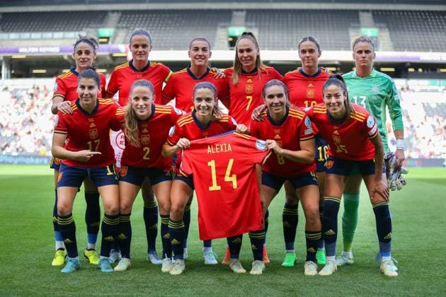 Milton Keynes, England, July 8th 2022: Spanish team mates pay tribute to Alexia Putellas after an injury ruled her out of the competition during the UEFA Womens Euro 2022 football match between Spain and Finland at Stadium MK in Milton Keynes, England. (Pedro Soares SheKicks SPP) Copyright: xPedroxSoares SheKicks xSPPx spp-en-PeSoSp-Spain v Finland - UEFA Womens Euro 2022-14