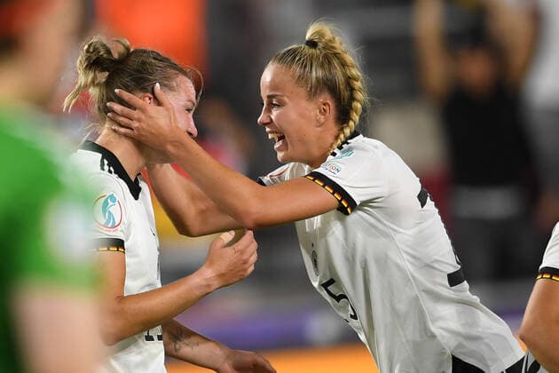 Sport Themen der Woche KW27 Alexandra Popp (Germany Women) celebrates after scoring his team s fourth goal during the Uefa Women s Euro England 2022 match between Germany 4-0 Denmark at Brentford Community Stadium on July 8, 2022 in London, England. Noxthirdxpartyxsales  (193034841)