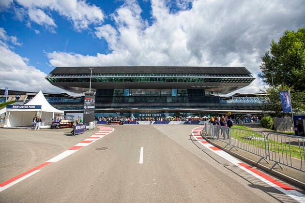 FORMULA 1 - GP of Austria 2022 SPIELBERG,AUSTRIA,09.JUL.22 - MOTORSPORTS, FORMULA 1 - Grand Prix of Austria, Red Bull Ring, fan area. Image shows the main building at Spielberg.  GEPAxpictures xWolfgangxJannach