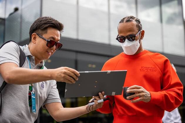 Lewis Hamilton Mercedes AMG Petronas Motorsport gives an autograph, Grand Prix of Austria 2022, Motorsport, Formula 1, 09 07 2022 Grand Prix of Austria 2022, Motorsport, Formula 1, 09 07 2022 Copyright: xEibner-Pressefoto AlexanderxNeisx EP_ANS