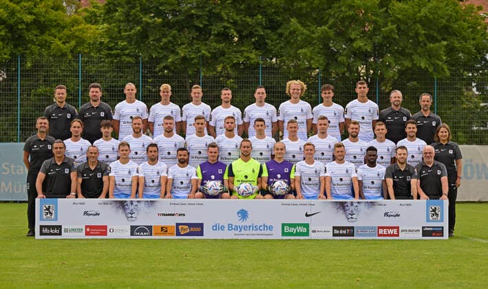 09 07 2022, Football 3 Liga 2022 2023, TSV 1860 Munich at Grünwalder Strasse in Munich, Porträttermin 2022 2023, team photo, back row, from left to right Co coach Franz Hübl, Co coach Stefan Reisinger, Fynn Lakenmacher, Leandro Morgalla, Meris Skenederovic, Quirin Moll, Marcel Bär, Jesper Verlaat, Michael Glück, Semi Belkahia, physiotherapist Nick Wurian, physiotherapist Stefan Müller Middle row from left Head coach Michael Köllner, Lorenz Knöferl, Devin Sür, Tim Rieder, Nathan Wicht, Milos Cocic, Niklas Lang, Phillipp Steinhart, Martin Kobylanski, Daniel Wein, Yannick Deichmann, Alexander Freitag, Christopher Lannert, doctor Monika Mrosek Bottom row from left Goalkeeper coach Harald Huber, Athletics Coach Jörg Mikoleit, Erik Tallig, Stefan Lex, Albion Vrenezi, Tom Kretzschmar, Marco Hiller, Julius Schmid, Fabian Greilinger, Marius Willsch, Joseph Boyamba, Team Manager Fatih Aslan, Zeugwart Norbert Stegmann