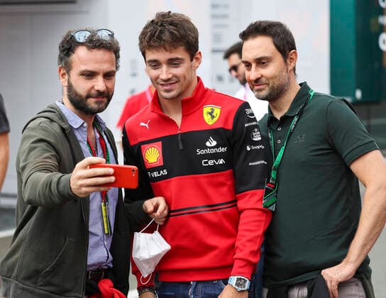 FORMULA 1 - GP of Austria 2022 SPIELBERG,AUSTRIA,09.JUL.22 - MOTORSPORTS, FORMULA 1 - Grand Prix of Austria, Red Bull Ring, press conference, PK, Pressekonferenz Image shows Charles Leclerc (MON Ferrari) with fans .  GEPAxpictures xWolfgangxGrebien