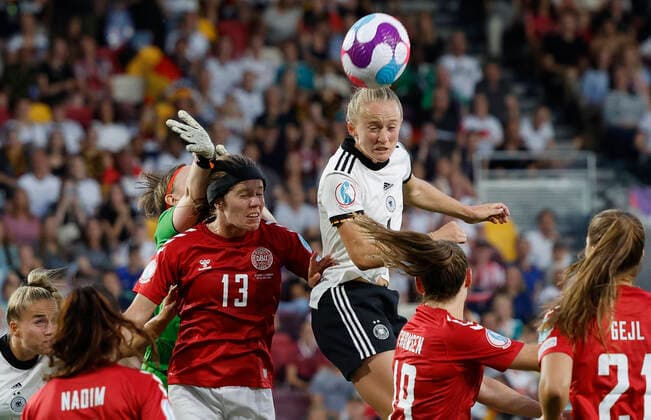 08 07 2022, Football, UEFA Womens EURO 2022, Germany Denmark, GB, London, Brentford Community Stadium Picture v li Goal scored, Lea Schueller Germany 7 scores the goal to 2 0, celebrate the goal, Goalkeeper Lene Christensen Denmark 1 , Sofie Pedersen Denmark 13 , Goalkeeper Lea Schueller Germany 7 Copyright: HMBxMedia xHeikoxBecker