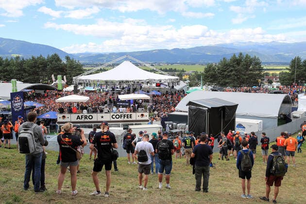 FORMULA 1 - GP of Austria 2022 SPIELBERG,AUSTRIA,09.JUL.22 - MOTORSPORTS, FORMULA 1 - Grand Prix of Austria, Red Bull Ring, practice. Image shows an overview with fans.  GEPAxpictures xMarioxBuehner