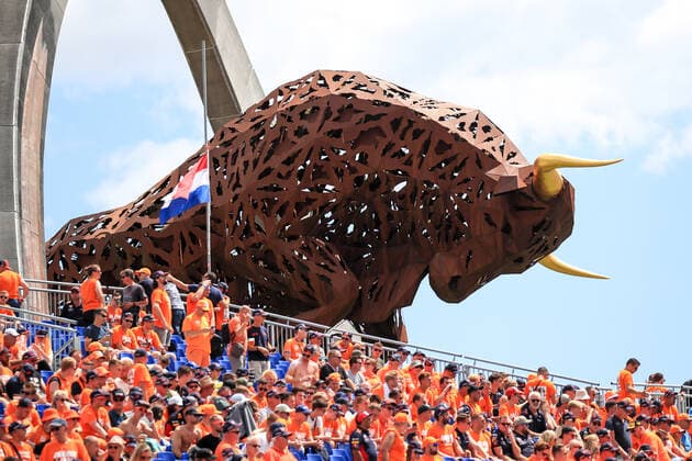 FORMULA 1 - GP of Austria 2022 SPIELBERG,AUSTRIA,09.JUL.22 - MOTORSPORTS, FORMULA 1 - Grand Prix of Austria, Red Bull Ring, practice. Image shows fans and a bull sculpture.  GEPAxpictures xMarioxBuehner
