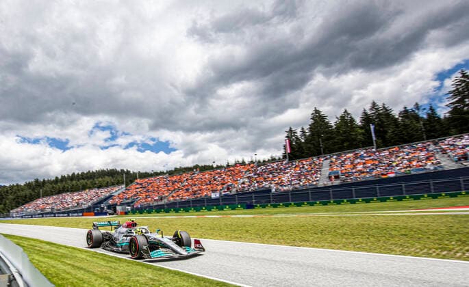 Sport Bilder des Tages FORMULA 1 - GP of Austria 2022 SPIELBERG,AUSTRIA,09.JUL.22 - MOTORSPORTS, FORMULA 1 - Grand Prix of Austria, Red Bull Ring, practice. Image shows Lewis Hamilton (GBR Mercedes).  GEPAxpictures xWolfgangxJannach