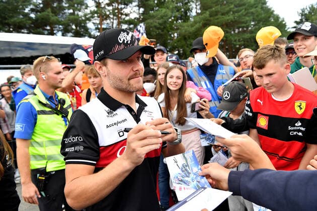 09 07 2022, Red Bull Ring , Spielberg, Formula 1 BWT Austrian Grand Prix 2022 , in picture Valtteri Bottas FIN , Alfa Romeo F1 Team ORLEN signs autographs to fans Photo EU Images Spielberg Red Bull Ring Styria Austria  eu-images-506
