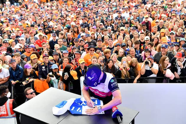 09 07 2022, Red Bull Ring , Spielberg, Formula 1 BWT Austrian Grand Prix 2022 , in picture Valtteri Bottas FIN , Alfa Romeo F1 Team ORLEN signs autographs to fans Photo EU Images Spielberg Red Bull Ring Styria Austria  eu-images-506