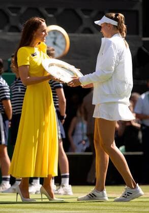 Mandatory Credit: Photo by Ella Ling Shutterstock (13018055ae) Catherine Duchess of Cambridge presents the Rosewater Dish to Ladies Singles Champion Elena Rybakina Wimbledon Tennis Championships, Day 13, The All England Lawn Tennis and Croquet Club, London, UK - 09 Jul 2022 Wimbledon Tennis Championships, Day 13, The All England Lawn Tennis and Croquet Club, London, UK - 09 Jul 2022  Copyright: xEllaxLing Shutterstockx 13018055ae