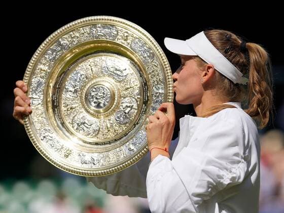 Mandatory Credit: Photo by Dave Shopland Shutterstock (13018053cv) Elena Rybakina holds aloft the Rosewater Dish after victory in Ladies Singles Final Wimbledon Tennis Championships, Day 13, The All England Lawn Tennis and Croquet Club, London, UK - 09 Jul 2022 Wimbledon Tennis Championships, Day 13, The All England Lawn Tennis and Croquet Club, London, UK - 09 Jul 2022  Copyright: xDavexShopland Shutterstockx 13018053cv