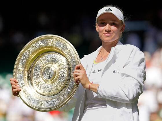 Mandatory Credit: Photo by Dave Shopland Shutterstock (13018053cw) Elena Rybakina holds aloft the Rosewater Dish after victory in Ladies Singles Final Wimbledon Tennis Championships, Day 13, The All England Lawn Tennis and Croquet Club, London, UK - 09 Jul 2022 Wimbledon Tennis Championships, Day 13, The All England Lawn Tennis and Croquet Club, London, UK - 09 Jul 2022  Copyright: xDavexShopland Shutterstockx 13018053cw