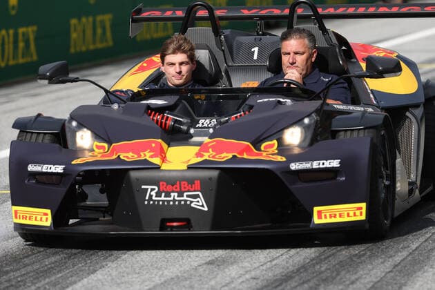 Sport Bilder des Tages FORMULA 1 - GP of Austria 2022 SPIELBERG,AUSTRIA,09.JUL.22 - MOTORSPORTS, FORMULA 1 - Grand Prix of Austria, Red Bull Ring, sprint race. Image shows Max Verstappen (NED Red Bull Racing) and Jos Verstappen.  GEPAxpictures xManfredxBinder