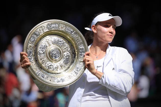 Tennis Wimbledon Tag 12 8. Juli 2022 Tennis Wimbledon Tag 12 Elena Rybakina KAZ posiert mit der Venus Rosewater Dish Trophäe nach ihrem Sieg über Ons Jabeur TUN im Dameneinzel-Finale Foto Simon Stacpoole Offside London UK  Copyright: xSimonxStacpoolexOffside