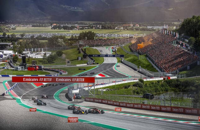 01 VERSTAPPEN Max (nld), Red Bull Racing RB18, action with 55 SAINZ Carlos (spa), Scuderia Ferrari F1-75, action and 16 LECLERC Charles (mco), Scuderia Ferrari F1-75 during the Formula 1 Rolex Grosser Preis Von Osterreich 2022, 2022 Austrian Grand Prix, 11th round of the 2022 FIA Formula One World Championship, WM, Weltmeisterschaft from July 8 to 10, 2022 on the Red Bull Ring, in Spielberg, Austria - F1 - AUSTRIAN GRAND PRIX 2022 DPPI Panoramic _R3_1942