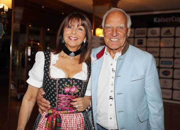33. Kaiser Cup in Bad Griesbach Treffen der Eagles in Bad Griesbach Bulle Franz Roth mit Ehefrau Bad Griesbach Bayern Deutschland Porsche Golfplatz *** 33 Kaiser Cup in Bad Griesbach Meet the Eagles in Bad Griesbach Bull Franz Roth with wife Bad Griesbach Bavaria Germany Porsche Golf Course