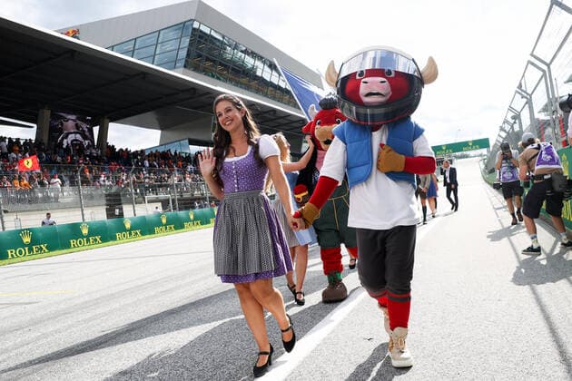FORMULA 1 - GP of Austria 2022 SPIELBERG,AUSTRIA,09.JUL.22 - MOTORSPORTS, FORMULA 1 - Grand Prix of Austria, Red Bull Ring, sprint race. Image shows a girl with a mascot.  GEPAxpictures xChristianxWalgram