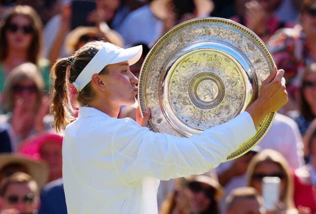 Mandatory Credit: Photo by Javier Garcia Shutterstock (13018057cw) Elena Rybakina holds aloft the Rosewater Dish after victory in Ladies Singles Final Wimbledon Tennis Championships, Day 13, The All England Lawn Tennis and Croquet Club, London, UK - 09 Jul 2022 Wimbledon Tennis Championships, Day 13, The All England Lawn Tennis and Croquet Club, London, UK - 09 Jul 2022  Copyright: xJavierxGarcia Shutterstockx 13018057cw