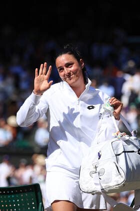 Tennis Wimbledon Tag 12 8. Juli 2022 Tennis Wimbledon Tag 12 Ons Jabeur TUN winkt nach ihrer Niederlage im Dameneinzel-Finale gegen Elena Rybakina KAZ Foto Simon Stacpoole Abseits London UK  Copyright: xSimonxStacpoolexOffside