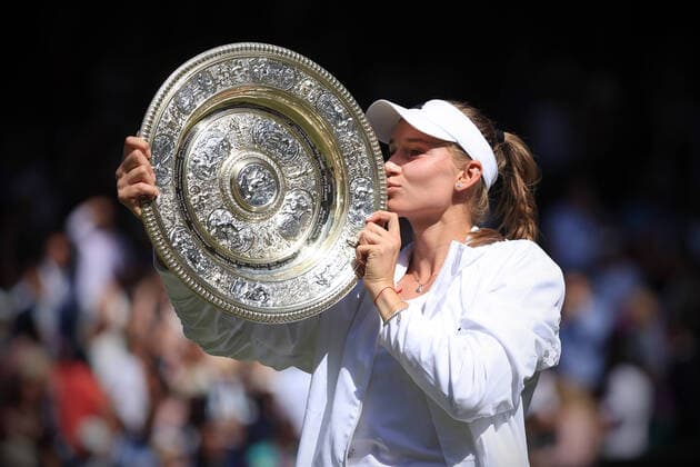 Bilder des Jahres 2022, Sport 07 Juli Sport Themen der Woche KW27 Tennis - Wimbledon (Day 13) 9th July 2022 - Tennis - Wimbledon (Day 13) - Elena Rybakina (KAZ) kisses the Venus Rosewater Dish trophy after her victory over Ons Jabeur (TUN) in the Ladies Singles Final - Photo: Simon Stacpoole Offside. London UK *** Tennis Wimbledon Tag 13 9. Juli 2022 Tennis Wimbledon Tag 13 Elena Rybakina KAZ küsst die Venus Rosewater Dish Trophäe nach ihrem Sieg über Ons Jabeur TUN im Dameneinzel Finale Foto Simon Stacpoole Offside London UK  Copyright: xSimonxStacpoolexOffside