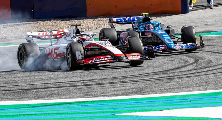 FORMULA 1 - GP of Austria 2022 SPIELBERG,AUSTRIA,09.JUL.22 - MOTORSPORTS, FORMULA 1 - Grand Prix of Austria, Red Bull Ring, sprint race. Image shows Kevin Magnussen (DEN Haas) and Esteban Ocon (FRA Alpine).  GEPAxpictures xWolfgangxJannach