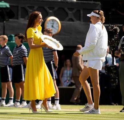 Mandatory Credit: Photo by Ella Ling Shutterstock (13018055bj) Catherine Duchess of Cambridge presents the Rosewater Dish to Ladies Singles Champion Elena Rybakina Wimbledon Tennis Championships, Day 13, The All England Lawn Tennis and Croquet Club, London, UK - 09 Jul 2022 Wimbledon Tennis Championships, Day 13, The All England Lawn Tennis and Croquet Club, London, UK - 09 Jul 2022  Copyright: xEllaxLing Shutterstockx 13018055bj