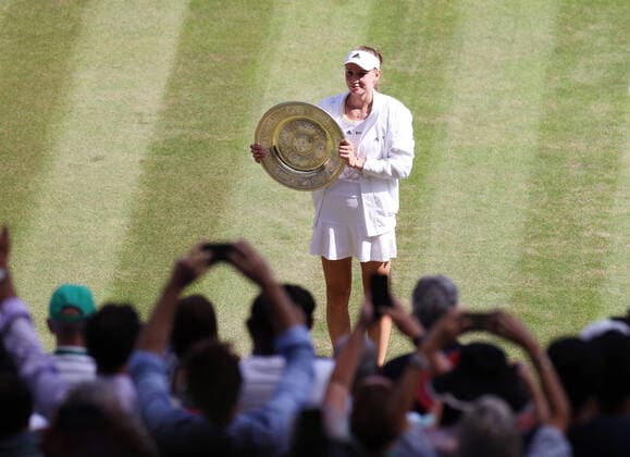 (220709) -- LONDON, July 9, 2022 -- Elena Rybakina of Kazakhstan poses with the trophy after winning the women s singles final against Ons Jabeur of Tunisia at Wimbledon Tennis Championship in London, Britain, July 9, 2022. ) (SP)BRITAIN-LONDON-TENNIS-WIMBLEDON-WOMEN S SINGLES-FINAL LixYing 