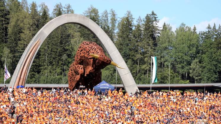 FORMULA 1 - GP of Austria 2022 SPIELBERG,AUSTRIA,09.JUL.22 - MOTORSPORTS, FORMULA 1 - Grand Prix of Austria, Red Bull Ring, sprint race. Image shows fans and a sculpture of a bull.  GEPAxpictures xMarioxBuehner