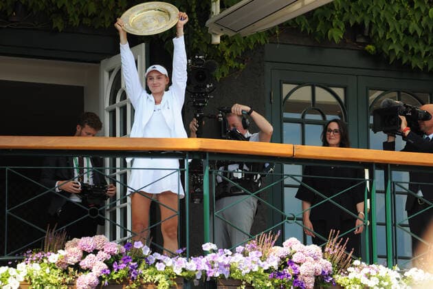 Tennis Championships - Week Two - Day Thirteen - All England Lawn Tennis Club, Wimbledon - Saturday 9th July 2022 Ladies Singles Final. Elena Rybakina (KAZ) v Ons Jabeur (TUN) Elena Rybakina (KAZ) shows off the Plate trophy to the crowd outside Centre Court from the Balcony 