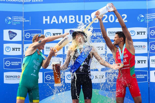 Bilder des Jahres 2022, Sport 07 Juli Sport Themen der Woche KW27 Triathlon I Herren I Hamburg Wasser World Triathlon Championship Serie I 09.07.2022 Siegerehrung und Bierdusche MatthewHauser, Australien Hayden Wilde, Neuseeland Jawad Abdelmoula, Marokko *** Triathlon I Men I Hamburg Water World Triathlon Championship Series I 09 07 2022 Award Ceremony and Beer Shower MatthewHauser, Australia Hayden Wilde, New Zealand Jawad Abdelmoula, Morocco Copyright: xLobeca RalfxHomburgx