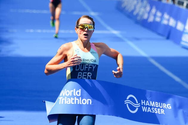 Bilder des Jahres 2022, Sport 07 Juli Sport Themen der Woche KW27 Triathlon I Frauen I Hamburg Wasser World Triathlon Championship Serie I 09.07.2022 Siegeinlauf Flora Duffy, Bermuda *** Triathlon I Women I Hamburg Water World Triathlon Championship Series I 09 07 2022 Victory Flora Duffy, Bermuda Copyright: xLobeca RalfxHomburgx