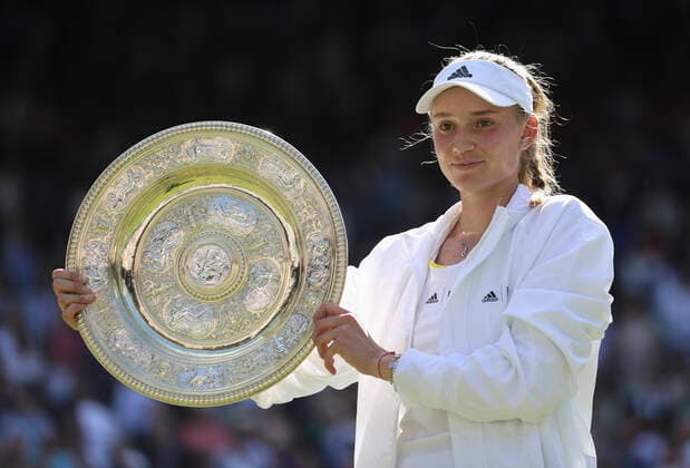 (220709) -- LONDON, July 9, 2022 -- Elena Rybakina of Kazakhstan poses with the trophy after winning the women s singles final against Ons Jabeur of Tunisia at Wimbledon Tennis Championship in London, Britain, July 9, 2022. ) (SP)BRITAIN-LONDON-TENNIS-WIMBLEDON-WOMEN S SINGLES-FINAL HanxYan 