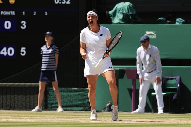 Tennis Wimbledon Tag 13 9. Juli 2022 Tennis Wimbledon Tag 13 Ons Jabeur TUN feiert den Gewinn des ersten Satzes in ihrem Dameneinzel-Finale gegen Elena Rybakina KAZ Foto Simon Stacpoole Offside London UK  Copyright: xSimonxStacpoolexOffside