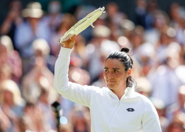 Sport Themen der Woche KW27 Finalistin Ons Jabeur mit Pokal, Damen Einzel, Finale, Endspiel, Siegerehrung, Praesentation Tennis - Wimbledon 2022 - Grand Slam ITF ATP, Tennis Herren WTA, Tennis Damen - AELTC - London - - Great Britain - 9 July 2022. *** Finalist Ons Jabeur with trophy, women singles, final, final match, award ceremony, presentation tennis Wimbledon 2022 Grand Slam ITF ATP WTA AELTC London Great Britain 9 July 2022 Copyright: xJuergenxHasenkopfx