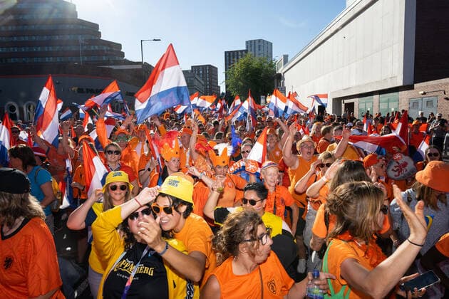 220709 Fans of the Netherlands ahead of the UEFA Women s Euro 2022 group stage match between Netherlands and the Sweden on July 9, 2022 in Sheffield Photo Ludvig Thunman BILDBYRAN kod LT LT0361 fotboll football soccer fotball fotbolls em europamästerskap em uefa womens euro holland nederländerna netherlands sverige sweden dam bbeng landskamp,  Copyright: LUDVIGxTHUNMAN BB220709LT042