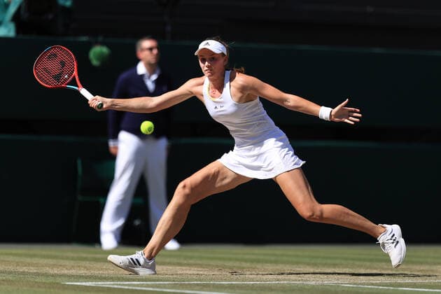 Tennis Wimbledon Tag 13 9. Juli 2022 Tennis Wimbledon Tag 13 Elena Rybakina KAZ in Aktion gegen Ons Jabeur TUN in ihrem Dameneinzel-Finale Foto Simon Stacpoole Abseits London UK  Copyright: xSimonxStacpoolexOffside