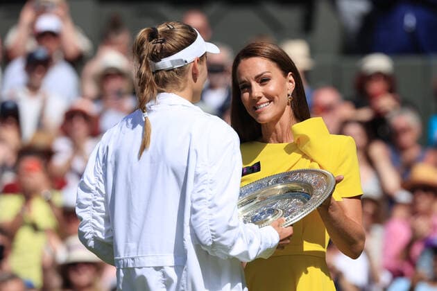 Tennis Wimbledon Tag 13 9. Juli 2022 Tennis Wimbledon Tag 13 Catherine, Herzogin von Cambridge überreicht die Venus Rosewater Dish Trophäe an Elena Rybakina KAZ nach ihrem Sieg über Ons Jabeur TUN im Dameneinzel-Finale Foto Simon Stacpoole Offside London UK  Copyright: xSimonxStacpoolexOffside