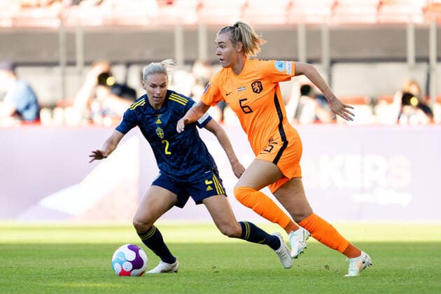 220709 Jonna Andersson of Sweden and Jill Jamie Roord of Netherlands during the UEFA Women s Euro 2022 group stage match between Netherlands and the Sweden on July 9, 2022 in Sheffield Photo Ludvig Thunman BILDBYRAN kod LT LT0361 fotboll football soccer fotball fotbolls em europamästerskap em uefa womens euro holland nederländerna netherlands sverige sweden dam bbeng landskamp,  Copyright: LUDVIGxTHUNMAN BB220709LT086