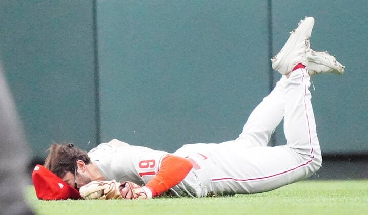Sport Themen der Woche KW27 Sport Bilder des Tages Philadelphia Phillies Matt Vierling makes a catch then hits the dirt on a ball off the bat of St. Louis Cardinals Nolan Arenado in the seventh inning at Busch Stadium in St. Louis on Saturday, July 9, 2022.  SLP2022070925 BILLxGREENBLATT