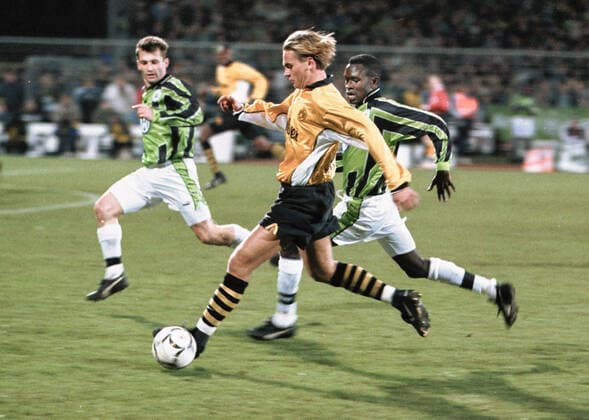 Aus 1. BL. Saison 1998 99 VfL Wolfsburg - Borussia Dortmung 0:0 am 19.03.1999. Im Foto: am Ball BVB Spieler Vladimir But gegen Charles Akonnor und Waldemar Kryger *** From 1 BL season 1998 99 VfL Wolfsburg Borussia Dortmung 0 0 on 19 03 1999 In the photo on the ball BVB player Vladimir But against Charles Akonnor and Waldemar Kryger