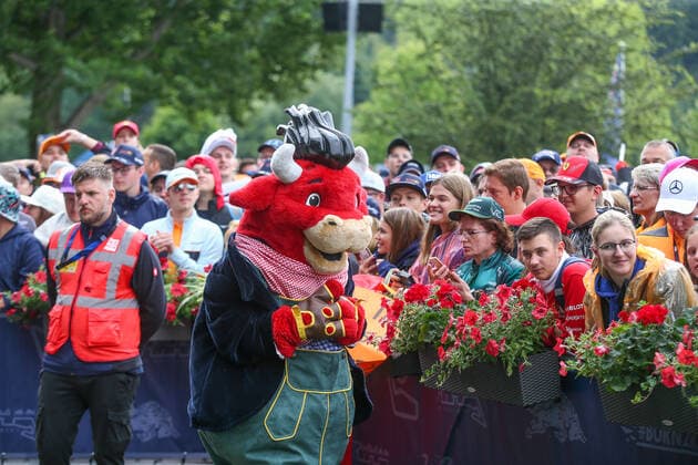 FORMULA 1 - GP of Austria 2022 SPIELBERG,AUSTRIA,10.JUL.22 - MOTORSPORTS, FORMULA 1 - Grand Prix of Austria, Red Bull Ring. Image shows a mascot at the green carpet.  GEPAxpictures xManfredxBinder