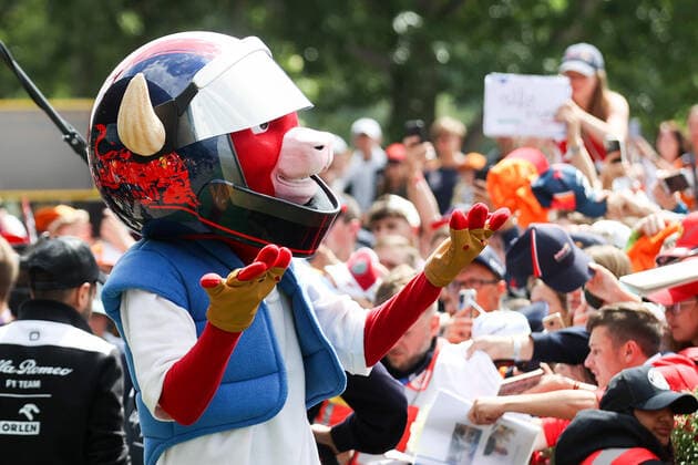 FORMULA 1 - GP of Austria 2022 SPIELBERG,AUSTRIA,10.JUL.22 - MOTORSPORTS, FORMULA 1 - Grand Prix of Austria, Red Bull Ring. Image shows a mascot and fans.  GEPAxpictures xChristianxWalgram