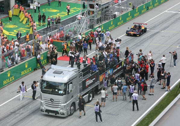 FORMULA 1 - GP of Austria 2022 SPIELBERG,AUSTRIA,10.JUL.22 - MOTORSPORTS, FORMULA 1 - Grand Prix of Austria, Red Bull Ring. Legends Parade. Image shows overview of the Driver Parade.  GEPAxpictures xWolfgangxGrebien