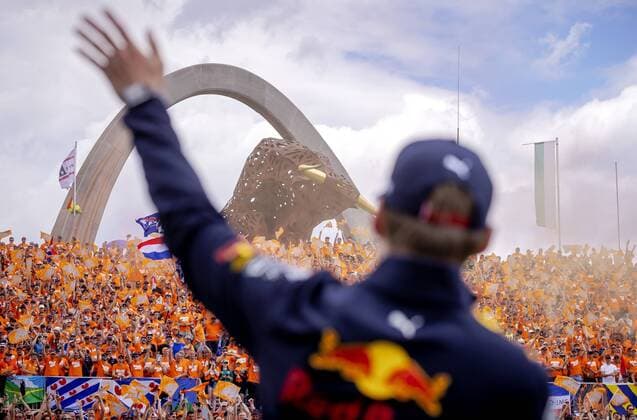 SPIELBERG Max Verstappen 1 with his fans during the drivers parade ahead of the Austrian Grand Prix at the Red Bull Ring on July 10, 2022 in Spielberg, Austria ANP SEM VAN DER WAL F1 Grand Prix of Austria 2022 xVIxANPxSportx xxANPxIVx 451588249 originalFilename: 451588249.jpg